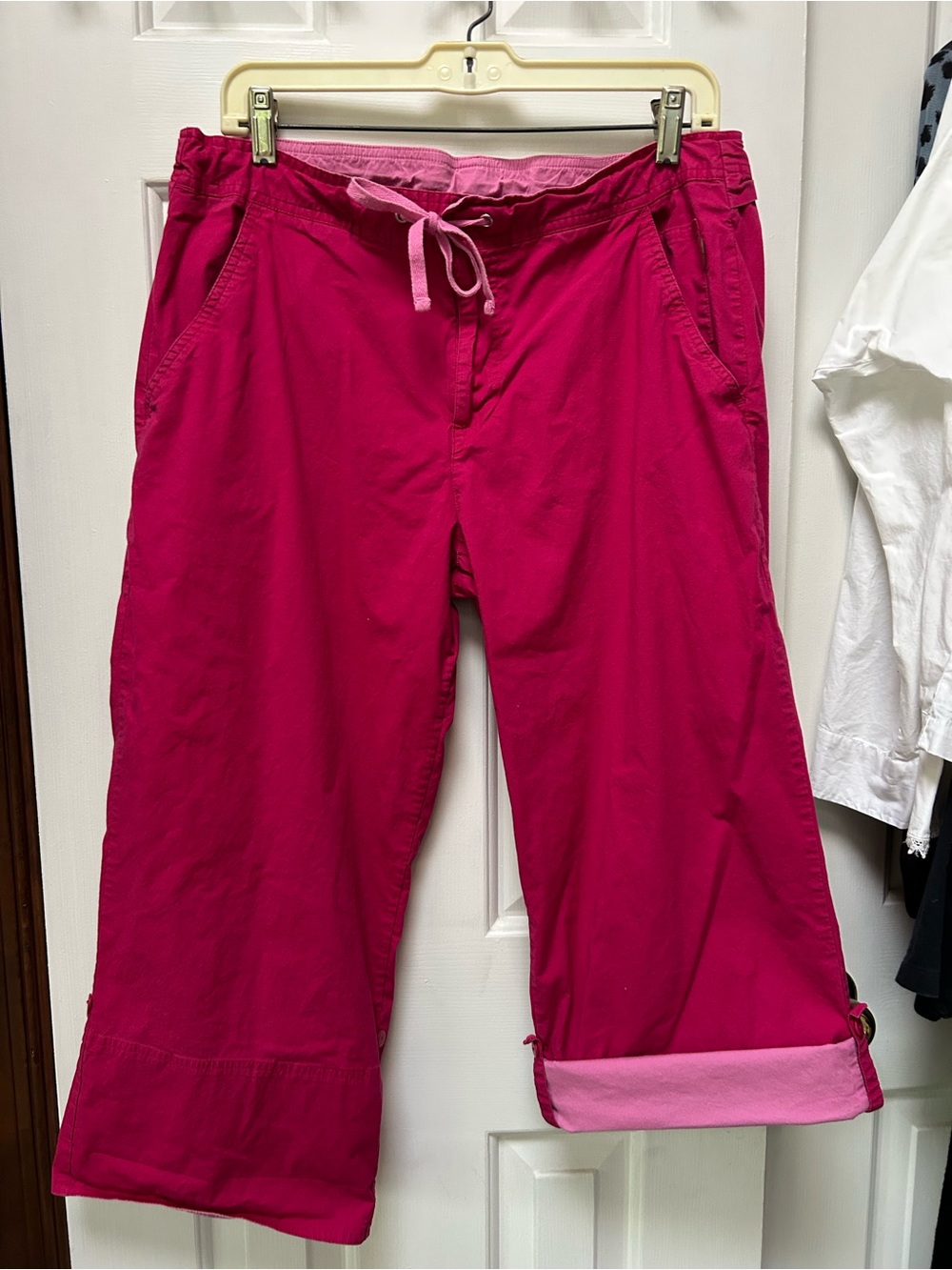 2 ways to wear these Bright Fuchsia Drawstring Capris. Danskin Now. L (12/14)